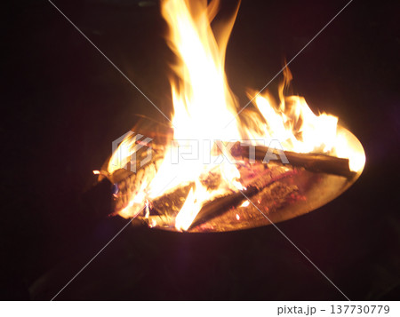 キャンプでの焚き火 137730779