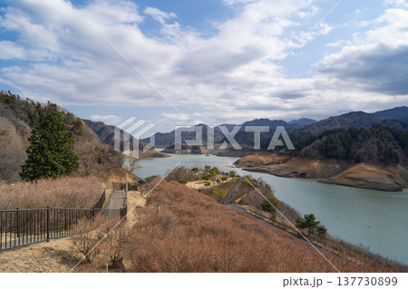 鳥居原ふれあいの館と宮ヶ瀬湖 137730899