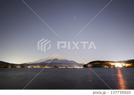 冬の星空と山中湖から見た富士山 冬の星空と山中湖から見た富士山 137730920