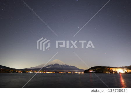 冬の星空と山中湖から見た富士山 冬の星空と山中湖から見た富士山 137730924