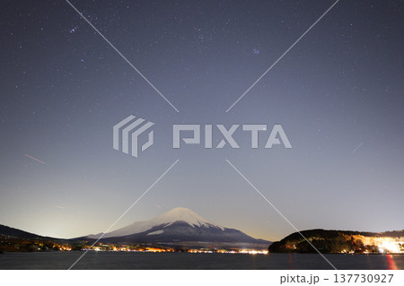 冬の星空と山中湖から見た富士山 冬の星空と山中湖から見た富士山 137730927