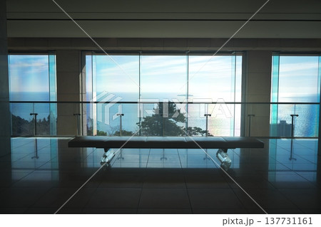 熱海のMOA美術館ロビーから窓外の光る海を望む 137731161