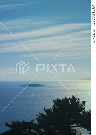 熱海のMOA美術館ロビーから窓外の光る海を望む 熱海のMOA美術館ロビーから窓外の光る海を望む 137731164