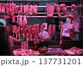 香港の市場の肉屋で売られる豚肉。牛肉や鶏肉より高級で高価。中国人は豚肉が大好きだ 137731201