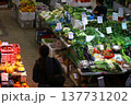 香港の市場の野菜。中国野菜と西洋野菜が混在して売られている 137731202