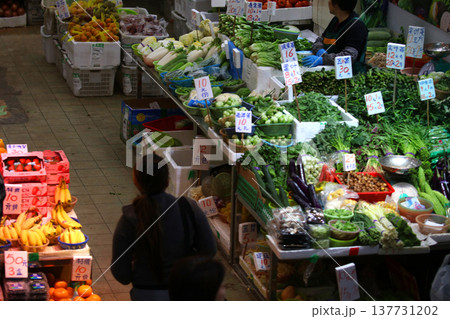 香港の市場の野菜。中国野菜と西洋野菜が混在して売られている 137731202