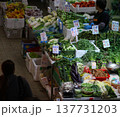 香港の市場の野菜。中国野菜と西洋野菜が混在して売られている 137731203