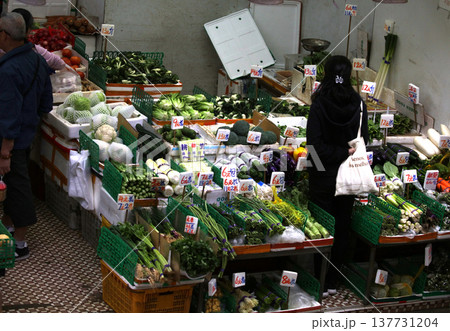 香港の市場の野菜。中国野菜と西洋野菜が混在して売られている 137731204