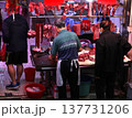 香港の市場の肉屋で売られる豚肉。牛肉や鶏肉より高級で高価。中国人は豚肉が大好きだ 137731206