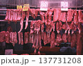 香港の市場の肉屋で売られる豚肉。牛肉や鶏肉より高級で高価。中国人は豚肉が大好きだ 137731208