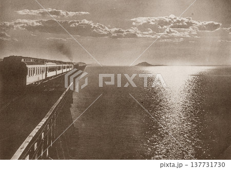 古写真　1916年　米国　ユタ州　大塩湖とアメリカ大陸横断鉄道 137731730