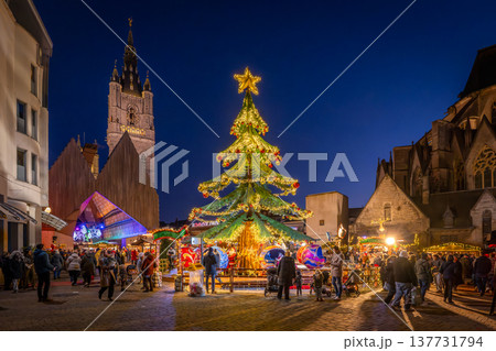 ベルギー・ゲントのクリスマスマーケット 巨大なツリーと世界遺産の鐘楼の夜景 ベルギー・ゲントのクリスマスマーケット 巨大なツリーと世界遺産の鐘楼の夜景 137731794