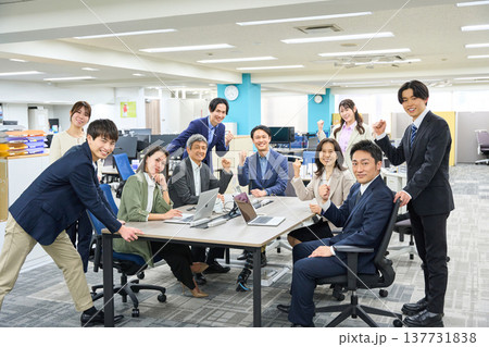 オフィスの広い空間で集合したビジネスパーソンの男女大人数  137731838