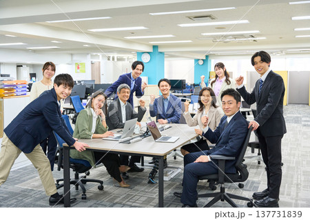 オフィスの広い空間で集合したビジネスパーソンの男女大人数  137731839