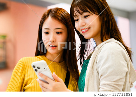 女性二人でスマホ確認 ■撮影協力:関西国際空港(KIX) 女性二人でスマホ確認 ■撮影協力:関西国際空港(KIX) 137731851