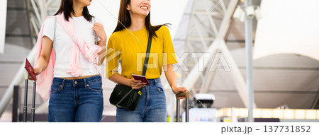 空港で旅行する女性二人 ■撮影協力:関西国際空港(KIX) 空港で旅行する女性二人 ■撮影協力:関西国際空港(KIX) 137731852