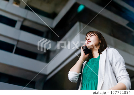 屋外で電話する女性 ■撮影協力：関西国際空港（KIX） 137731854