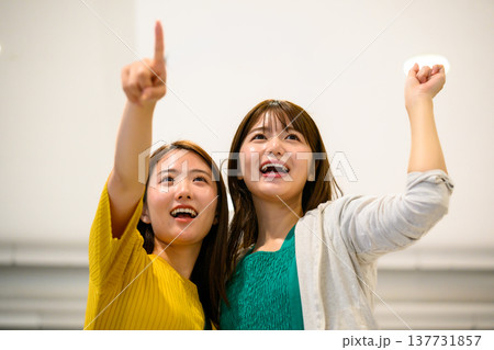 女性二人 上方指差し ■撮影協力:関西国際空港(KIX) 女性二人 上方指差し ■撮影協力:関西国際空港(KIX) 137731857