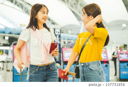 空港で話す女性二人 ■撮影協力：関西国際空港（KIX） 137731858
