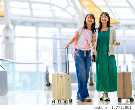 空港で旅行を待つ女性二人 ■撮影協力：関西国際空港（KIX） 137731861