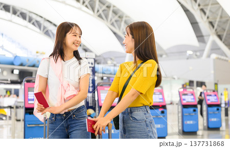 空港で会話する友人 ■撮影協力:関西国際空港(KIX) 空港で会話する友人 ■撮影協力:関西国際空港(KIX) 137731868