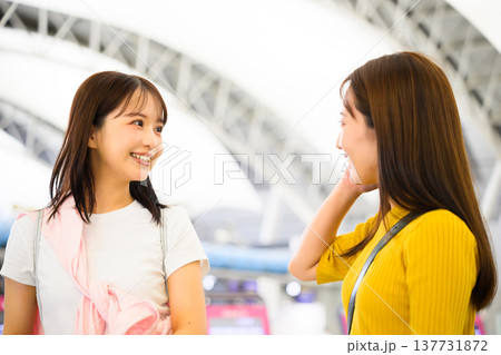 空港で会話する友人 ■撮影協力:関西国際空港(KIX) 空港で会話する友人 ■撮影協力:関西国際空港(KIX) 137731872