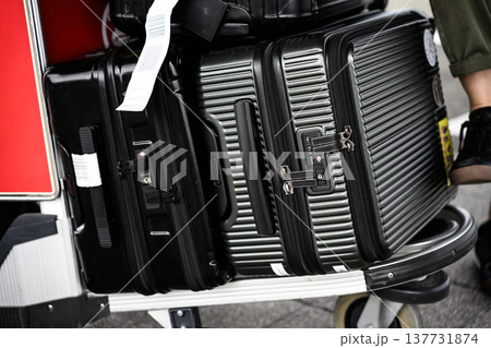 スーツケースの積み下ろし ■撮影協力:関西国際空港(KIX) スーツケースの積み下ろし ■撮影協力:関西国際空港(KIX) 137731874
