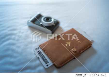 パスポートとカメラ ■撮影協力：関西国際空港（KIX） 137731875