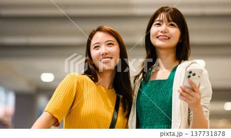 女性二人、屋内で上を見上げる ■撮影協力:関西国際空港(KIX) 女性二人、屋内で上を見上げる ■撮影協力:関西国際空港(KIX) 137731878
