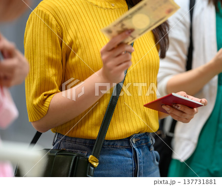 空港での支払い準備 ■撮影協力：関西国際空港（KIX） 137731881