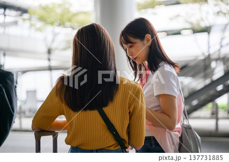 空港で話す女性二人 ■撮影協力:関西国際空港(KIX) 空港で話す女性二人 ■撮影協力:関西国際空港(KIX) 137731885