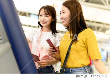 空港で自動チェックインする友人 ■撮影協力：関西国際空港（KIX） 137731886