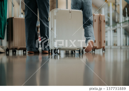旅行者の足元とスーツケース ■撮影協力:関西国際空港(KIX) 旅行者の足元とスーツケース ■撮影協力:関西国際空港(KIX) 137731889