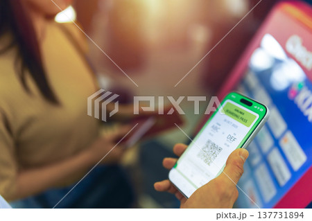 スマホで搭乗券提示 ■撮影協力：関西国際空港（KIX） 137731894