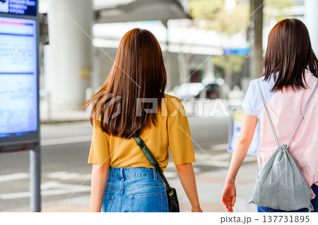 女性二人組、駅で情報確認 ■撮影協力:関西国際空港(KIX) 女性二人組、駅で情報確認 ■撮影協力:関西国際空港(KIX) 137731895