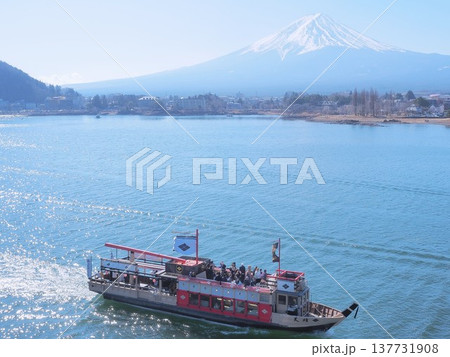 山梨県 河口湖遊覧船と富士山 2月 山梨県 河口湖遊覧船と富士山 2月 137731908