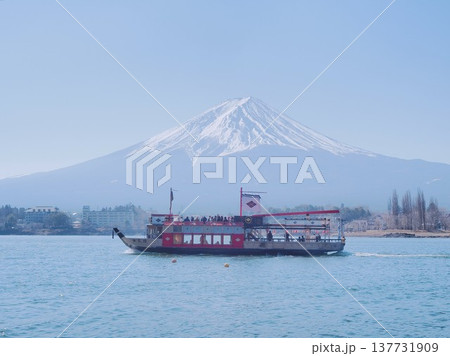 山梨県 河口湖遊覧船と富士山 2月 山梨県 河口湖遊覧船と富士山 2月 137731909