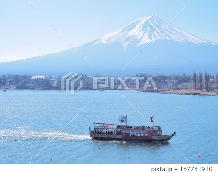 山梨県 河口湖観光船と富士山 2月 山梨県 河口湖観光船と富士山 2月 137731910