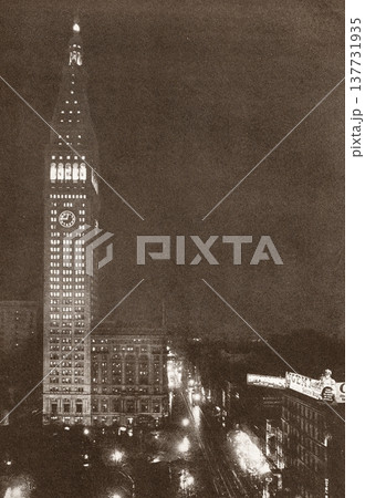 古写真　1916年　米国　ニューヨーク　マンハッタンのメトロポリタン生命保険会社タワーの夜景 137731935