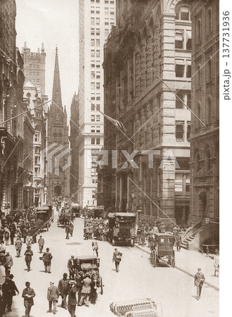 古写真　1916年　米国　ニューヨーク　ウォール街から望むトリニティ教会 137731936