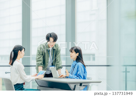 エンジニアの男女チーム 137731949