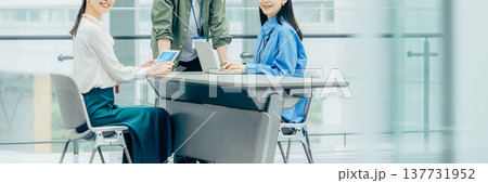 エンジニアの男女チーム 137731952