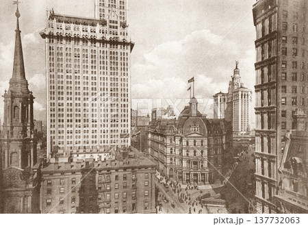 古写真　1916年　米国　ニューヨーク　ブロードウェイ沿いのウールワースビル 137732063
