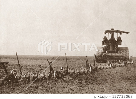 古写真 1916年 米国南部 トラクターによる大規模耕作の風景 古写真 1916年 米国南部 トラクターによる大規模耕作の風景 137732068