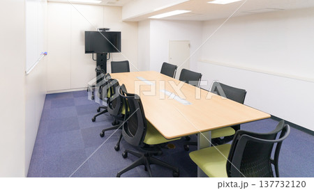 大型モニターのある明るい会議室　ミーティングルーム 137732120