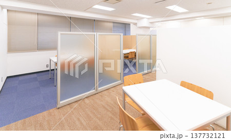 パーテーションで仕切られたフリースペース パーテーションで仕切られたフリースペース 137732121