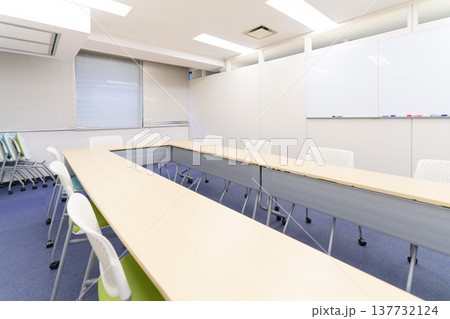 長机が配置された明るい会議室 137732124