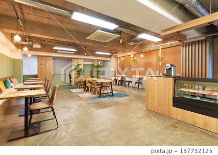 モダンなデザインのカフェスペースの内観 モダンなデザインのカフェスペースの内観 137732125