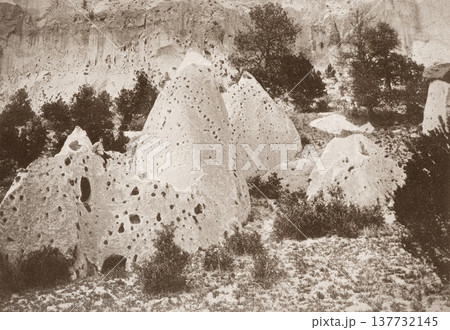 古写真 1916年 米国 ニューメキシコ州のプエ・クリフ・ドゥエリングス(プエブロ族の遺跡) 古写真 1916年 米国 ニューメキシコ州のプエ・クリフ・ドゥエリングス(プエブロ族の遺跡) 137732145