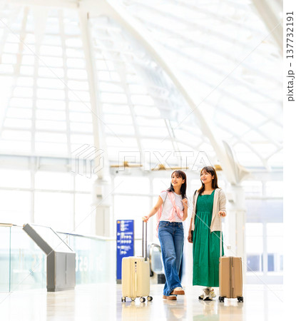空港で旅行する女性二人 ■撮影協力：関西国際空港（KIX） 137732191